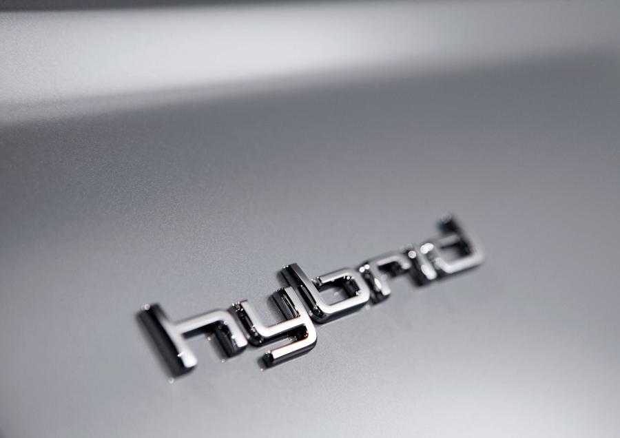 Логотип Audi A6 Hybrid Sedan (4G, C7) 2011 года  (фото 6 из 24)